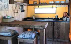 Die Küche im Glamping-Zelt